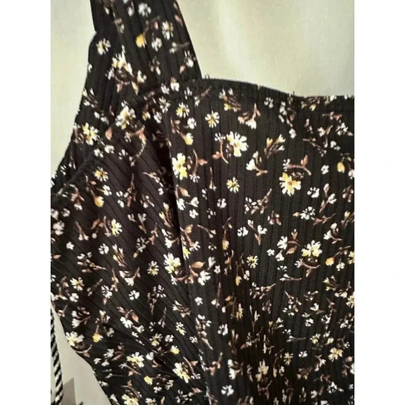 Story on Women’s size Medium Floral Tanktop - Picture 7 of 7